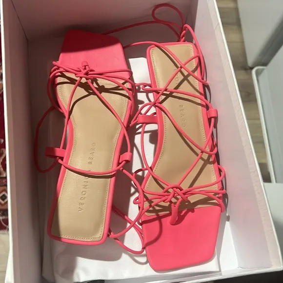 🛑 1 hour sale. Veronica Beard, coral kitten heel shoes, leather, STUNNING