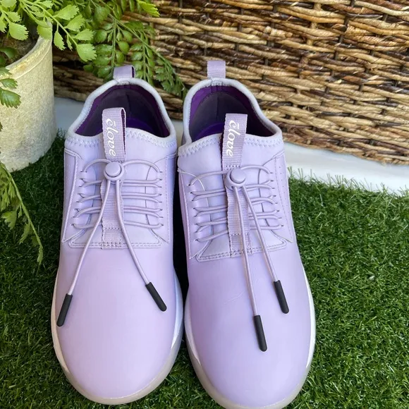 - CLOVE  LAVANDER WOMEN NURSE SHOES SIZE  6NEW