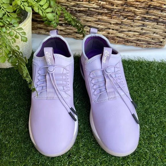 - CLOVE  LAVANDER WOMEN NURSE SHOES SIZE  6NEW