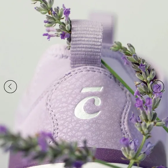 - CLOVE  LAVANDER WOMEN NURSE SHOES SIZE  6NEW