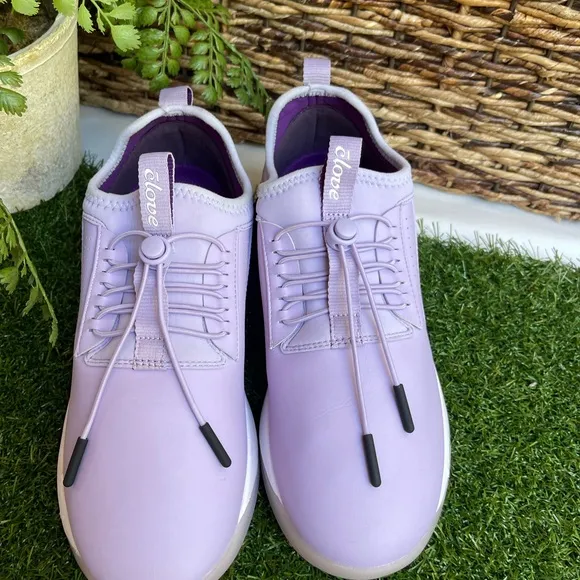 - CLOVE  LAVANDER WOMEN NURSE SHOES SIZE  6NEW