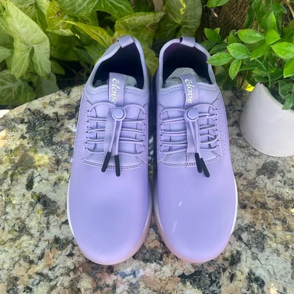 - CLOVE  LAVANDER WOMEN NURSE SHOES SIZE  6NEW