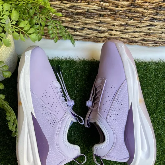 - CLOVE  LAVANDER WOMEN NURSE SHOES SIZE  6NEW