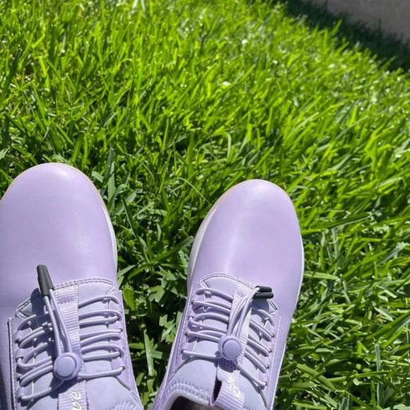 - CLOVE  LAVANDER WOMEN NURSE SHOES SIZE  6NEW