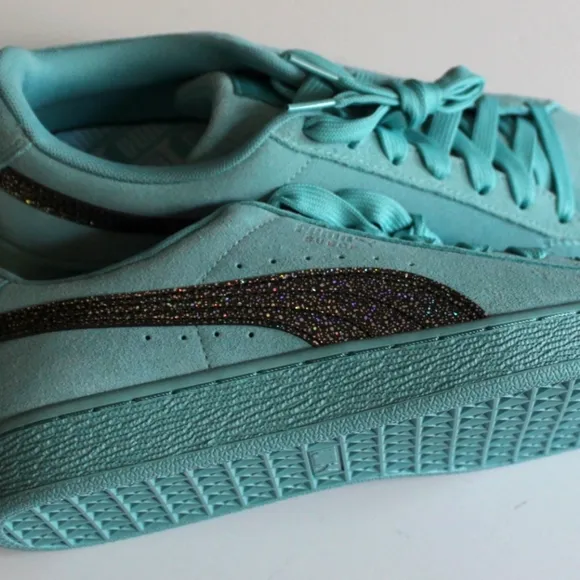 ✨🆕✨ NWOB Puma Suede Aurora Shoes for Big Kids