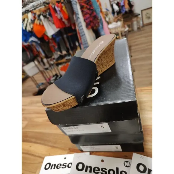 2 Pair Of Onesole Shoes Casual Soft Step Cork Size 5 With 3 Toppers