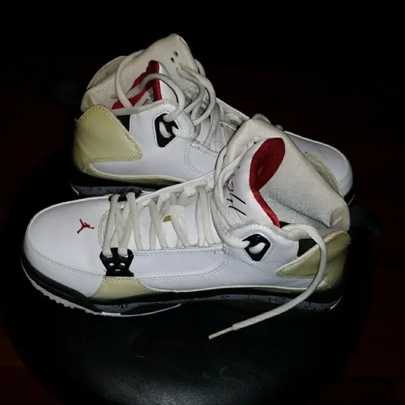 2 pairs of Jordans flight