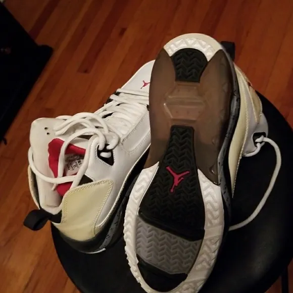 2 pairs of Jordans flight