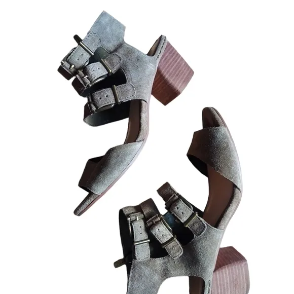 9M Vince Camuto  suede Olive green heeled sandals