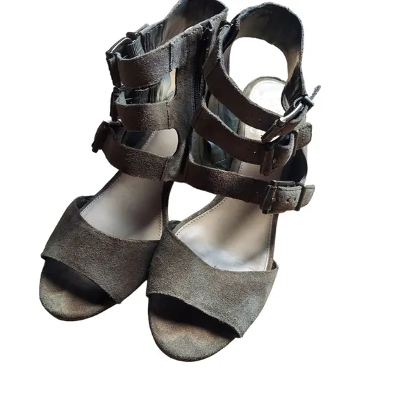 9M Vince Camuto  suede Olive green heeled sandals