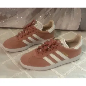 Adidas Gazelle Suede Sneakers Casual Walking Shoes Pink White Stripes 6.5