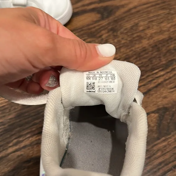 ADIDAS GRAND COURT HOLOGRAPHIC SNEAKERS. EXCELLENT CONDITION. WORN LESS THAN 10X