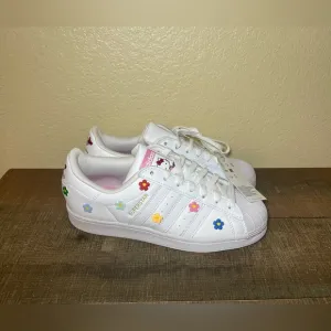 Adidas Superstar x Hello Kitty Floral Shoes.- Size 7Y / 8 Women.