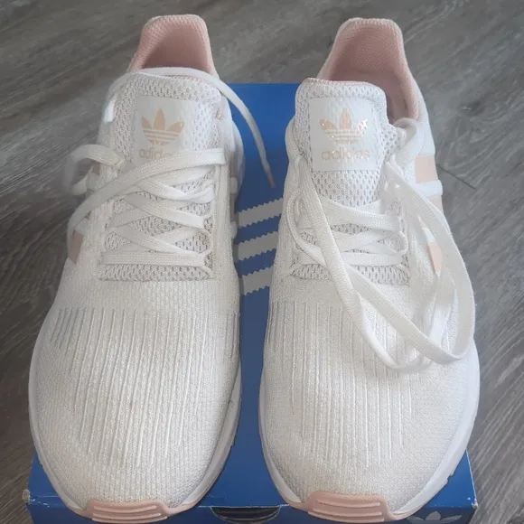 Adidas Swift Run Women's White and pink Sneakers
