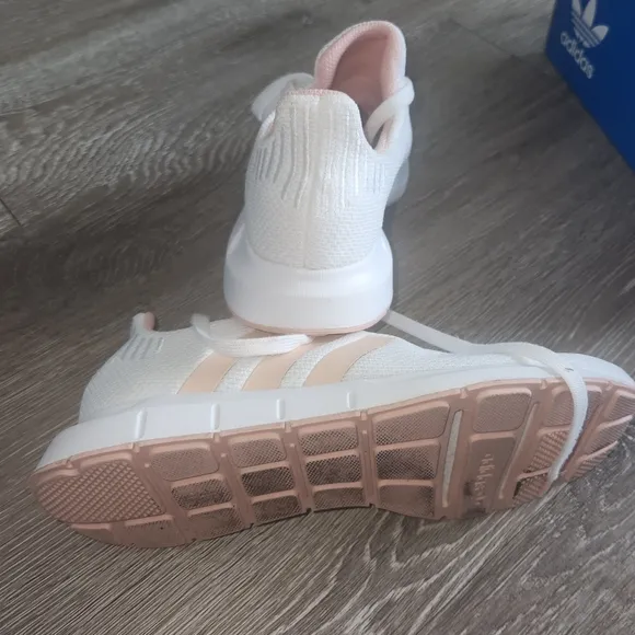 Adidas Swift Run Women's White and pink Sneakers