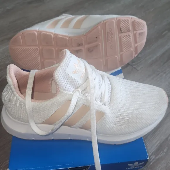 Adidas Swift Run Women's White and pink Sneakers