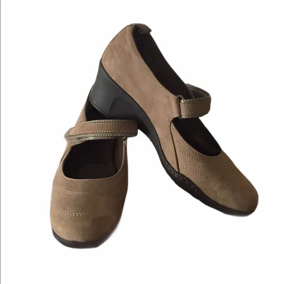 Aerosle Mary Jane Brown Wedge  Size 6 1/2