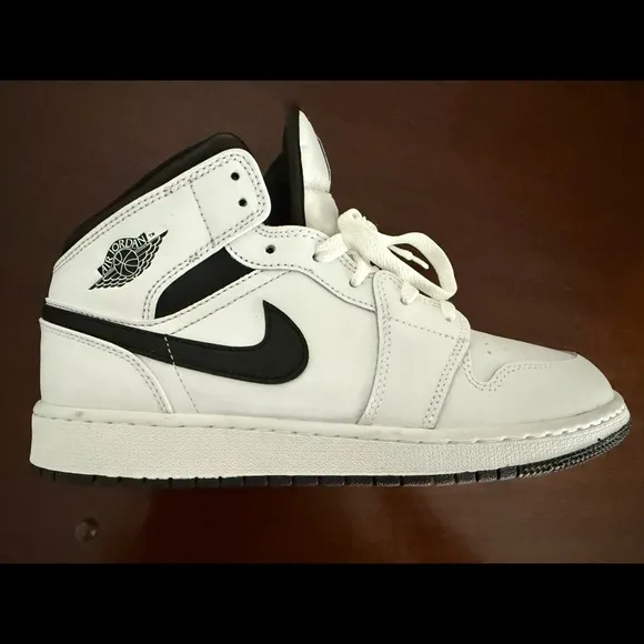AIR JORDAN 1 MID BIG KIDS' SHOES