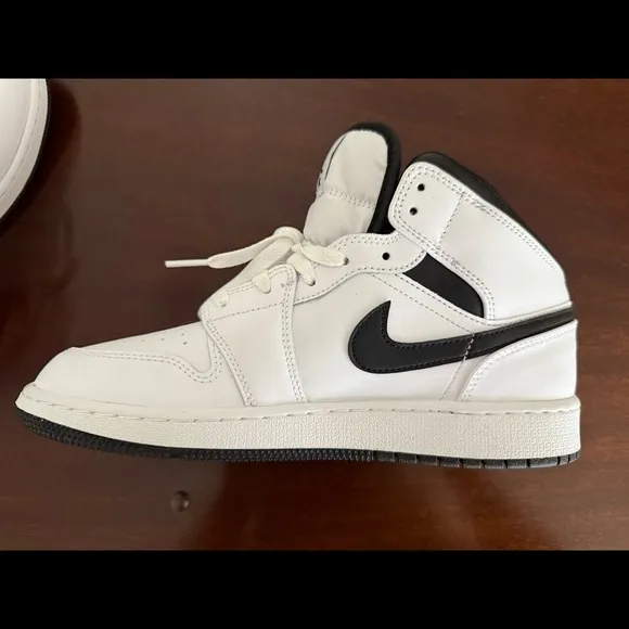 AIR JORDAN 1 MID BIG KIDS' SHOES