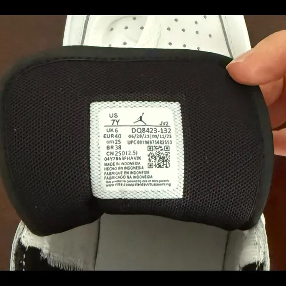 AIR JORDAN 1 MID BIG KIDS' SHOES