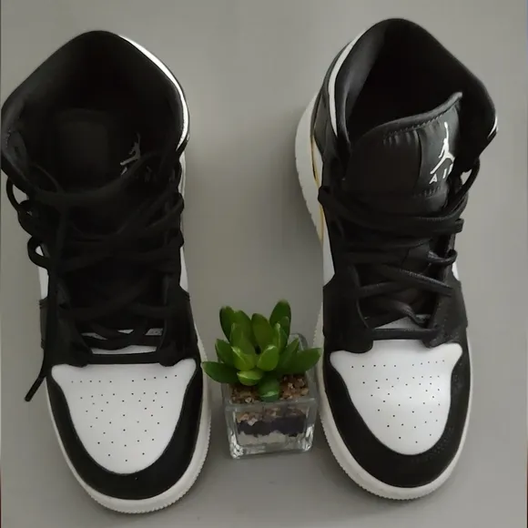 Air Jordan 1 mid multicolor Swoosh  Size 5 Y Leather Sneakers Wings logo