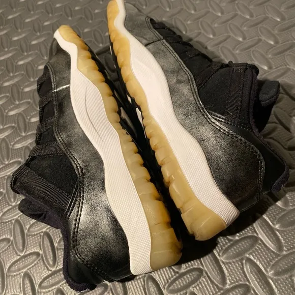 Air Jordan 11 Retro Low Barons size 3y Kids shoes Black