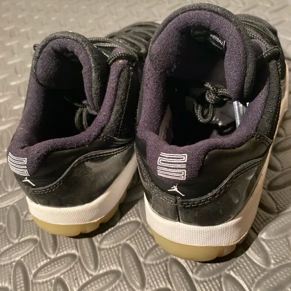 Air Jordan 11 Retro Low Barons size 3y Kids shoes Black