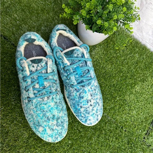 Allbirds Wool Runners fluffs natural cream sole color Sz 10 US mentioning shoes