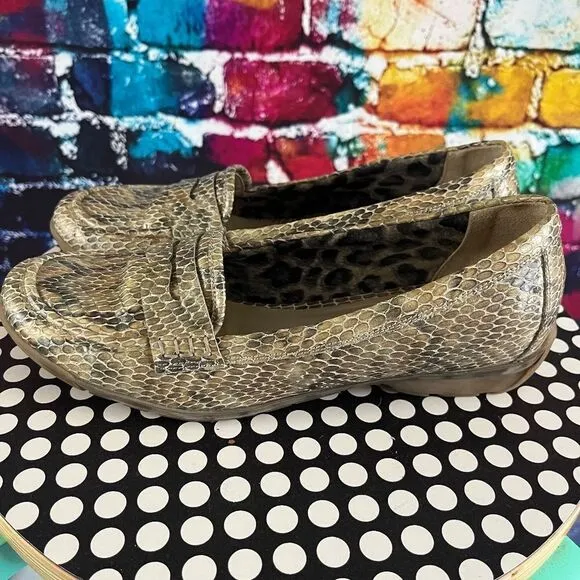 Aquatalia Snakeskin flats loafers slip on shoes Size 8 Made in Italy