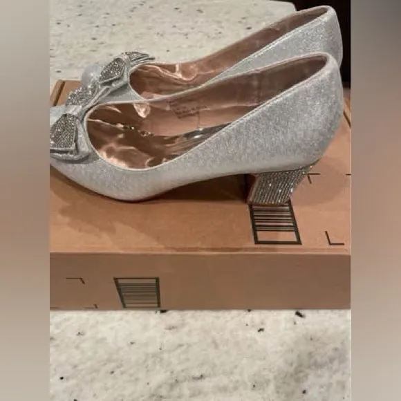 Badgley Mischka Girls' Sparkle Studded Bow Dress Shoes girls 5/women’s 6.5 NWT