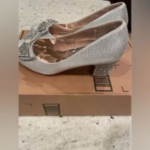 Badgley Mischka Girls' Sparkle Studded Bow Dress Shoes girls 5/women’s 6.5 NWT