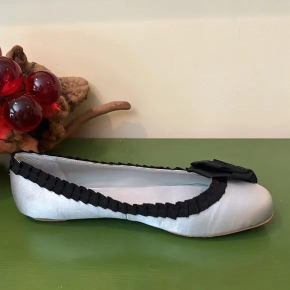 Badgley Mischka. 🔥Sale🔥American Glamour silver flats with black trim and flower
