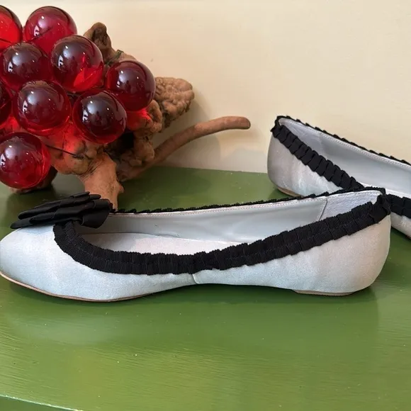 Badgley Mischka. 🔥Sale🔥American Glamour silver flats with black trim and flower