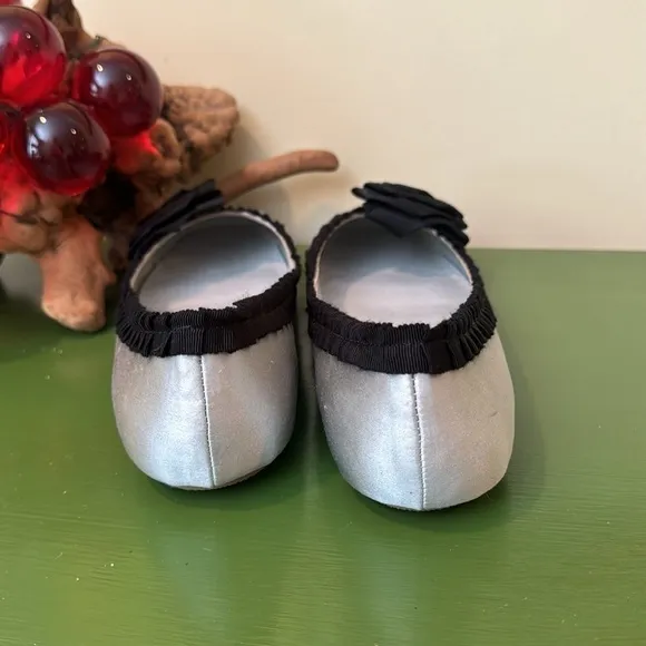 Badgley Mischka. 🔥Sale🔥American Glamour silver flats with black trim and flower