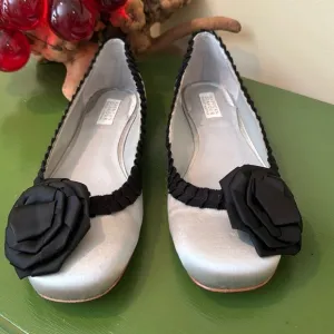 Badgley Mischka. 🔥Sale🔥American Glamour silver flats with black trim and flower