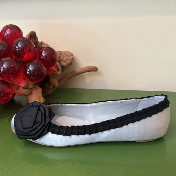 Badgley Mischka. 🔥Sale🔥American Glamour silver flats with black trim and flower