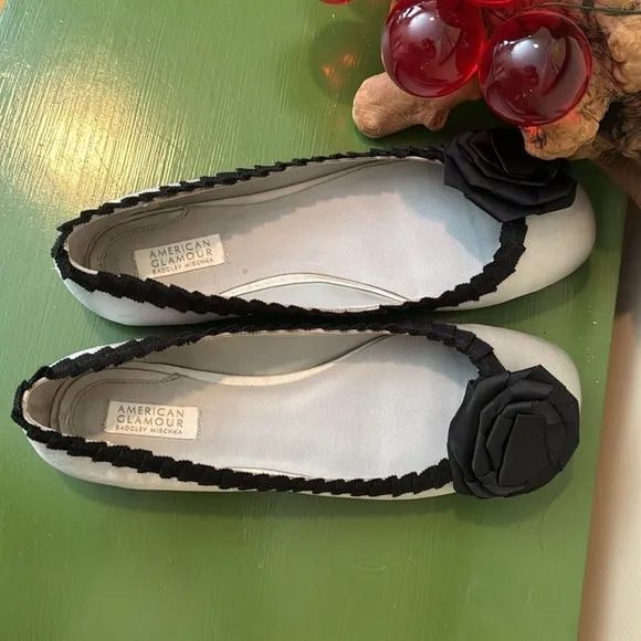 Badgley Mischka. 🔥Sale🔥American Glamour silver flats with black trim and flower