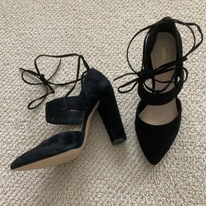 BCBGeneration Black Block High Heels Ankle Wrap Around Straps Shoes Size 8.5