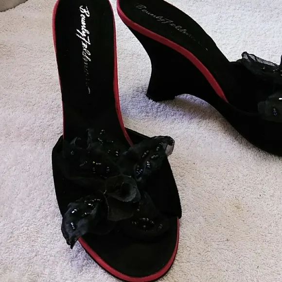Beverly Feldman, flower sequined‎ heel Sz 8…