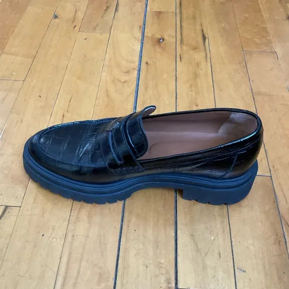 Black Crocodile Pattern Loafers