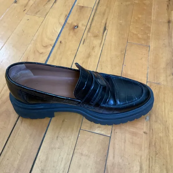 Black Crocodile Pattern Loafers