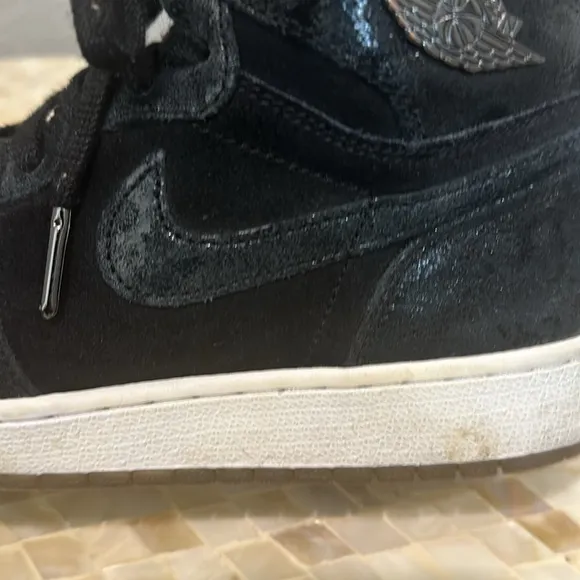 Black retro air Jordan 1 size 5.5y (excluded )