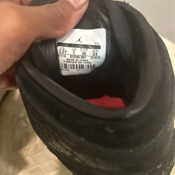 Black retro air Jordan 1 size 5.5y (excluded )