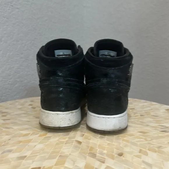 Black retro air Jordan 1 size 5.5y (excluded )