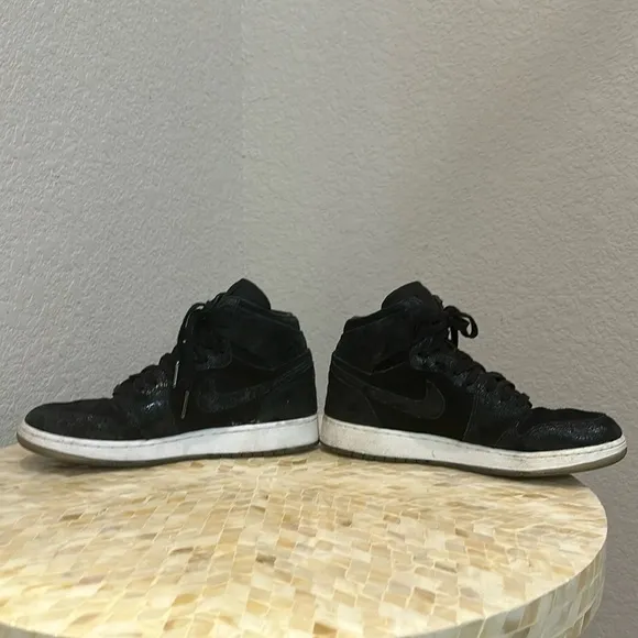 Black retro air Jordan 1 size 5.5y (excluded )