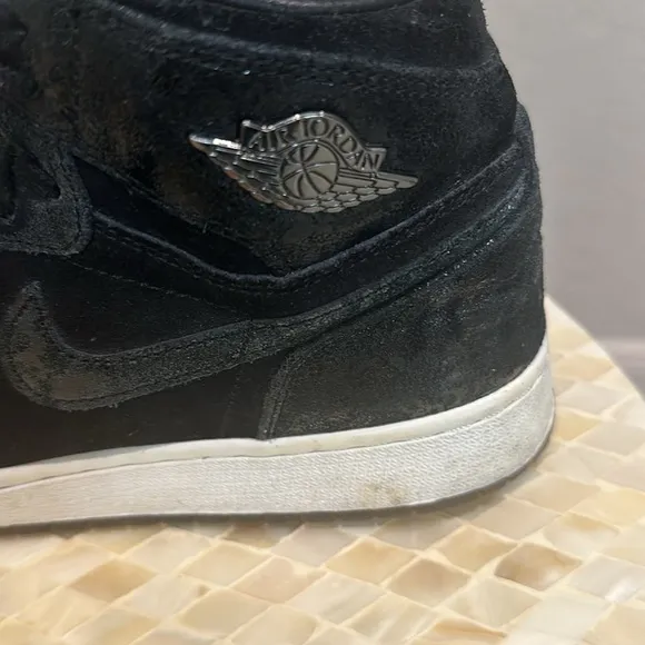Black retro air Jordan 1 size 5.5y (excluded )