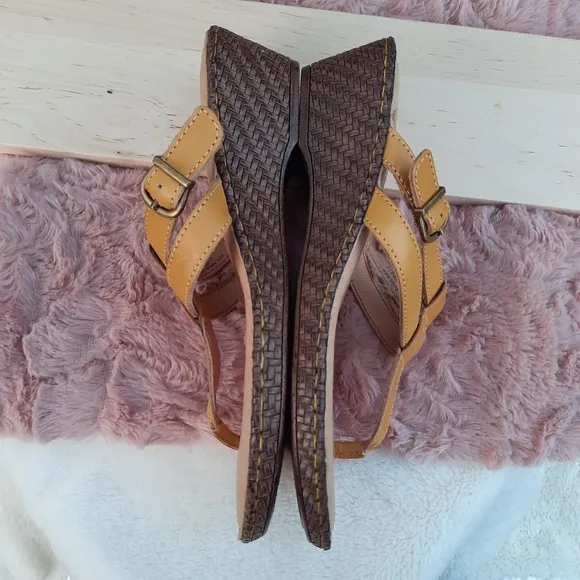 Born Slip On T Strap Wedge Leather Comfort Cushioned Sandal Yellow 7 Shoes NEW
