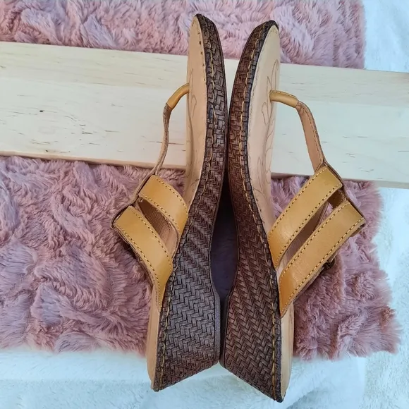 Born Slip On T Strap Wedge Leather Comfort Cushioned Sandal Yellow 7 Shoes NEW
