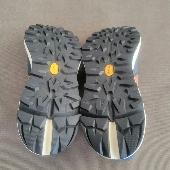 BRANDBLACK Men's Black Soft Vibram Technology Sole Aura Sneakers US 9