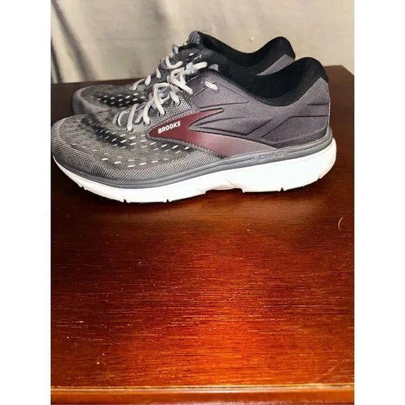 Brooks Dyad 11 running  shoes size 9 men’s